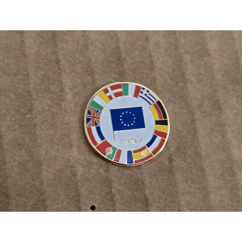 Vintage 1992 European Union Treaty Member Nations Flag Commemorative Pin G18